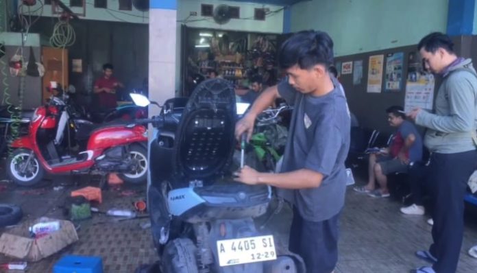 Jelang mudik Lebaran, bengkel motor di Rangkasbitung ramai dikunjungi konsumen