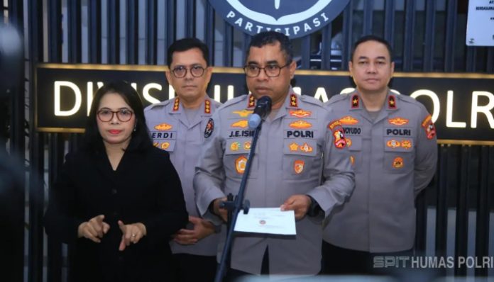 Kadiv Humas Polri Irjen Pol Johnny Eddizon Isir memberikan keterangan kepada media