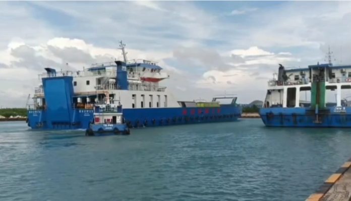 Kapal sedang bersandar di Pelabuhan Merak