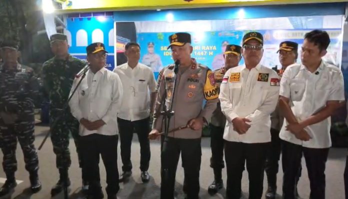 Kapolda Banten Irjen Pol Hengki bersama Forkopimda meninjau pos pelayanan arus mudik di Kota Serang