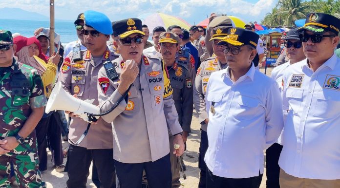 Kapolda Banten Irjen Pol Hengki mengimbau wisatawan agar menjaga keselamatan saat berlibur di Pantai Anyer