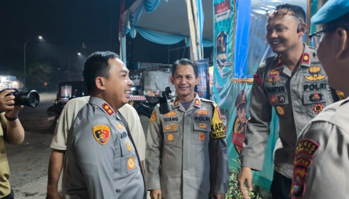 Kapolres Serang AKBP Andri Kurniawan mengecek kesiapan personel di Pos Pengamanan Operasi Ketupat Maung 2026
