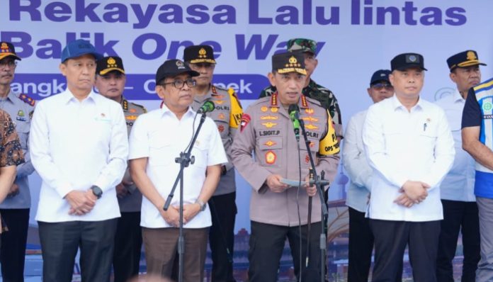 Kapolri Jenderal Listyo Sigit Prabowo saat membuka one way nasional di GT Kalikangkung pada arus balik Lebaran 2026