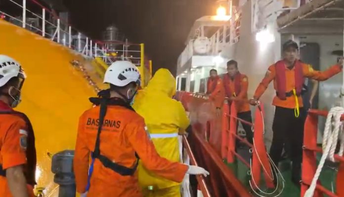 – Tim SAR gabungan dari Kantor Pencarian dan Pertolongan Banten berhasil mengevakuasi seorang warga negara asing asal Rusia yang merupakan kapten kapal tanker Elisabeth.