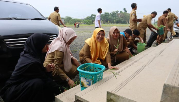 Kegiatan bersih-bersih di lingkungan Kantor Pemerintah Kabupaten Serang.