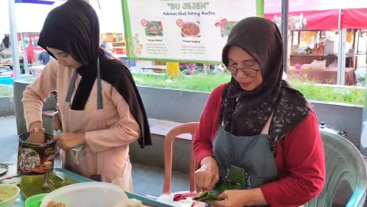 Ketan Bintul Ibu Jejen, legenda kuliner Ramadan yang bertahan 30 tahun (Foto: Bantentv.com/ Jaya)
