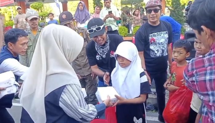 Komunitas Punk Pandeglang Gelar Aksi Punktheglank Berbagi