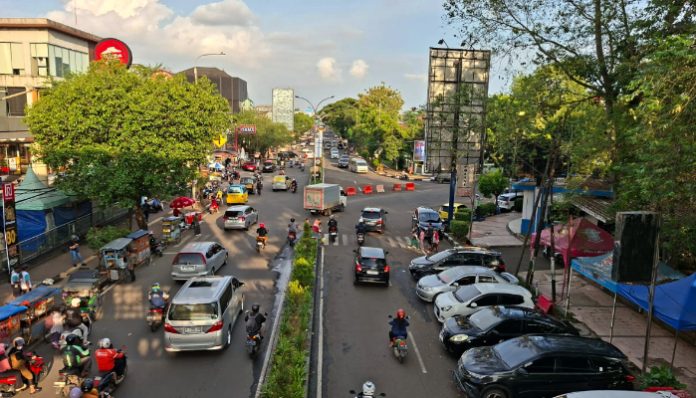 Suasana lalu lintas di Kota Serang menjelang waktu buka puasa Ramadan