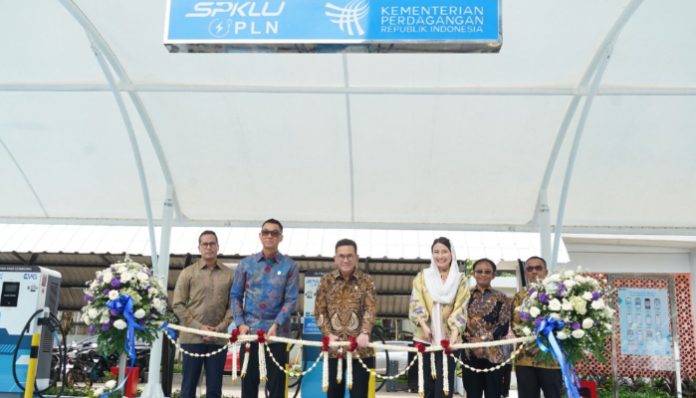 Mendag Budi Santoso bersama Wamendag Dyah Roro Esti dan Dirut PLN Darmawan Prasodjo meresmikan SPKLU di Kementerian Perdagangan, Jakarta.