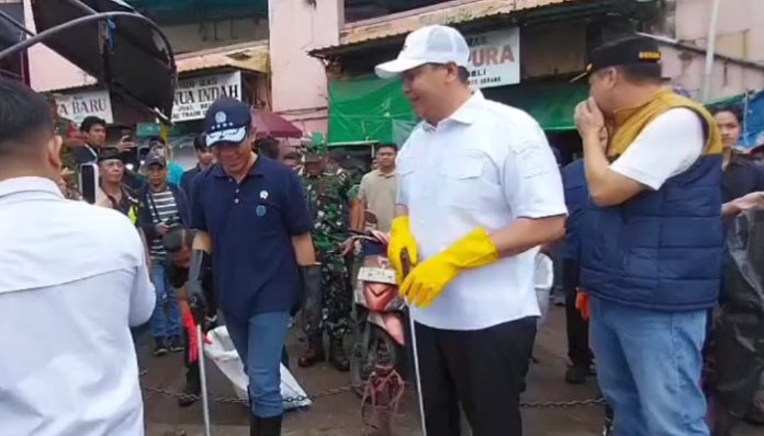 Menteri LH Bersama Pemprov Banten Lakukan Aksi Korve di Pasar Rau