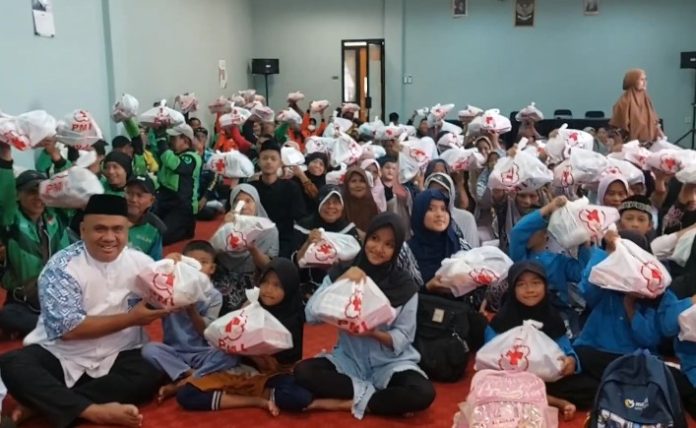 PMI Banten membagikan 200 paket sembako untuk ojol, yatim piatu, dan janda (Foto: Bantentv.com/ Riki)