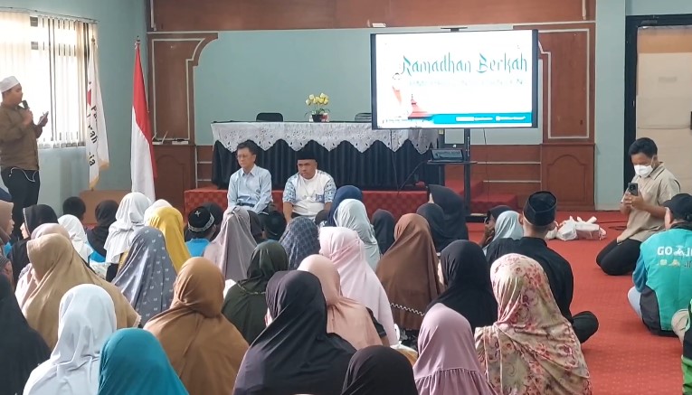 PMI Banten membagikan 200 paket sembako untuk ojol, yatim piatu, dan janda (Foto: Bantentv.com/ Riki)