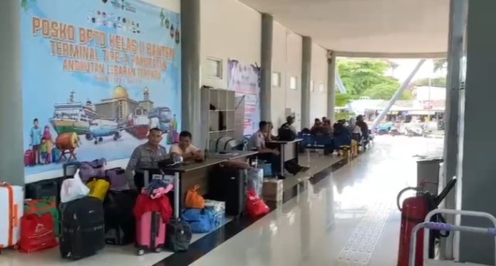 Arus Mudik Terminal Pakupatan masih ramai pada Kamis, 19 Maret 2026(Foto: Bantentv.com/ Imron)