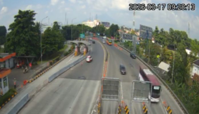 Pantauan arus lalu lintas melalui kamera CCTV di Gerbang Tol Serang Timur menunjukkan kondisi kendaraan masih lancar