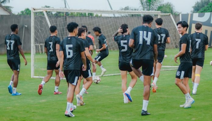 Para pemain Dewa United sedang menjalani Official Training jelang kontra Manila Digger FC pada leg kedua perempat final AFC Challenge League 2025/2026 di Stadion Sport Center Kelapa Dua, Tangerang.
