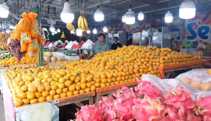Pedagang buah mengeluhkan penurunan angka penjualan yang cukup signifikan di ramadan tahun ini