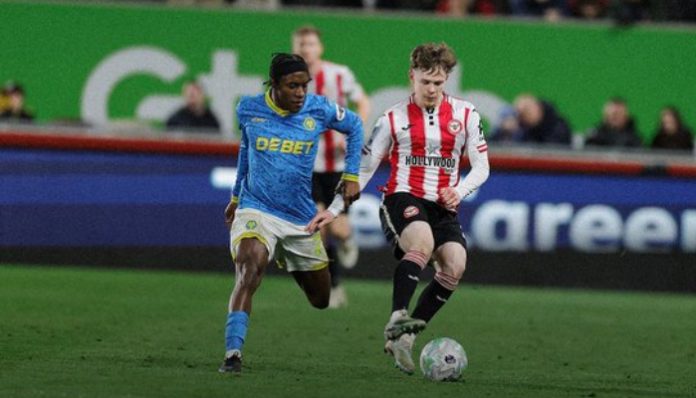 Pemain Brentford dan Wolverhampton Wanderers saling berebut bola pada lanjutan Liga Inggris di Gtech Community Stadium