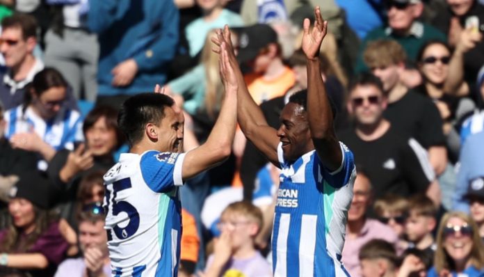 Pemain Brightone Danny Welbeck merayakan gol kemenangan saat menghadapi Liverpool