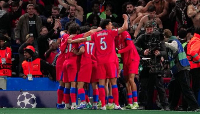 Pemain PSG merayakan gol ke gawang Chelsea dalam laga di Stamford Bridge