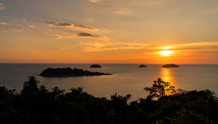 Pemandangan matahari terbenam di laut. (Foto ilustrasi: Freepik)