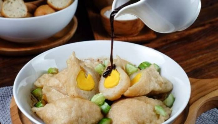 Pempek Kapal Selam (Foto/Pinterest)