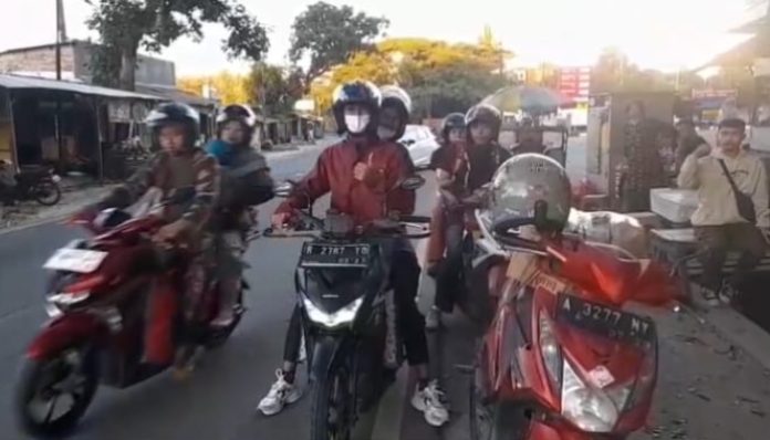 Pemudik sepeda motor melintas di Jalan Soetami, Lebak, menuju Pandeglang