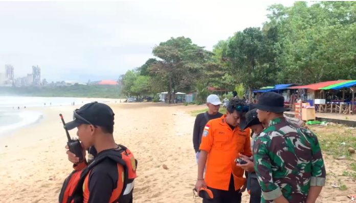 Pencarian korban terseret arus di pantai kayakas