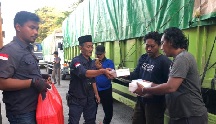 Pengurus PETRUCK Merak membagikan takjil kepada para sopir truk di kawasan Pelabuhan Pelindo