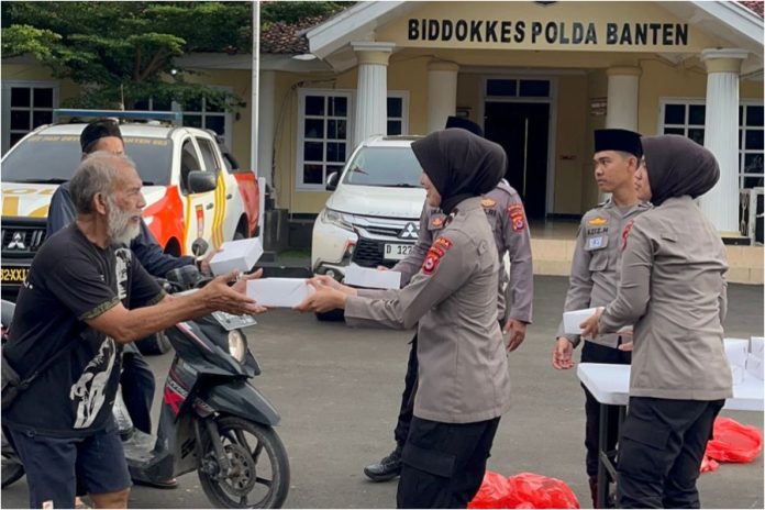 Menjelang waktu berbuka puasa, personel Biddokkes Polda Banten membagikan 100 paket takjil gratis kepada masyarakat yang melintas