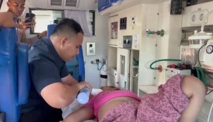 Personel Biddokkes Polda Banten memberikan penanganan medis kepada seorang anak wisatawan yang mengalami kejang