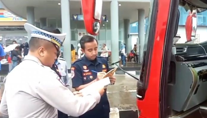 Petugas Gabungan Cek Kelayakan Bus di Terminal Pakupatan