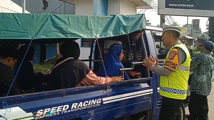 Polisi mengingatkan bahaya pick up untuk mengangkut penumpang (Foto: Bantentv.com/ Nano)