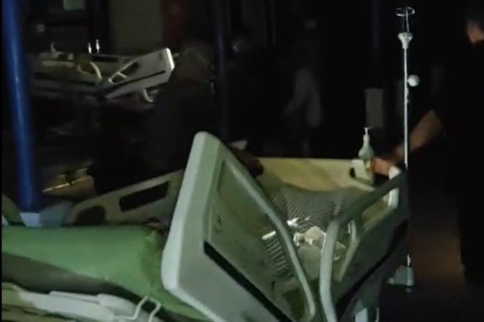 Sejumlah pasien dievakuasi dari ruangan yang tergenang banjir di RSUD Panggungrawi, Kota Cilegon.