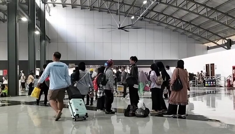 Pemudik memadati Stasiun Rangkasbitung (Foto: Bantentv.com/ Nano)