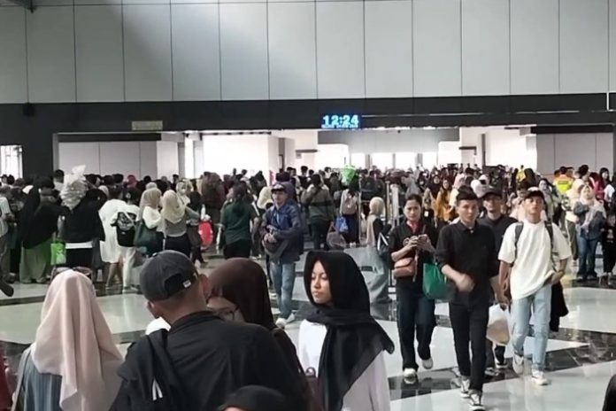 Pemudik memadati Stasiun Rangkasbitung (Foto: Bantentv.com/ Nano)