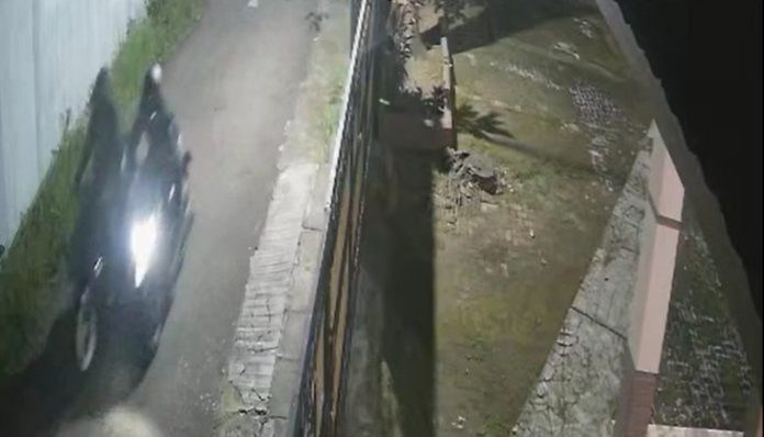 Rekaman CCTV aksi pencurian dua sepeda motor di Komplek Tegal Padang Kecamatan Taktakan Kota Serang