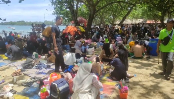 Ribuan Wisatawan Kunjungi Pantai Carita