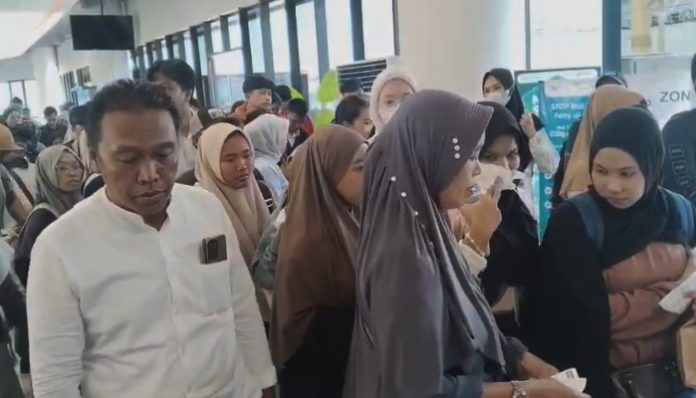 Ribuan penumpang pejalan kaki memadati Dermaga Eksekutif Pelabuhan Merak
