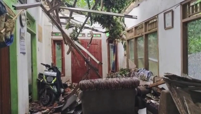 Kondisi rumah rusak berat akibat tertimpa pohon besar, di Menes Pandeglang Rabu (4/3).