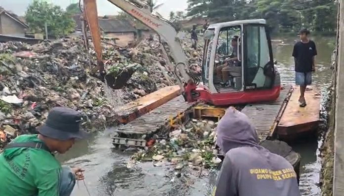 Penyebab banjir Kasemen akibat gorong-gorong tersumbat sampah.