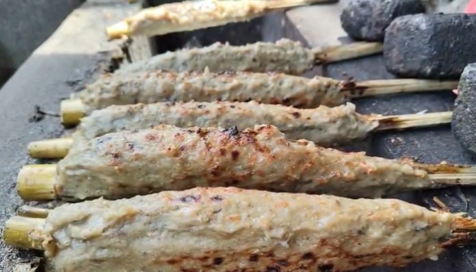 Sate bandeng khas Kota Serang yang menjadi oleh-oleh favorit pemudik saat Lebaran