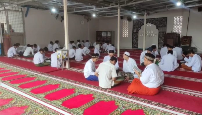Sejumlah Warga Binaan Rutan Kelas II B Terlihat Khusyuk Megikuti Kegiatan Ramadan