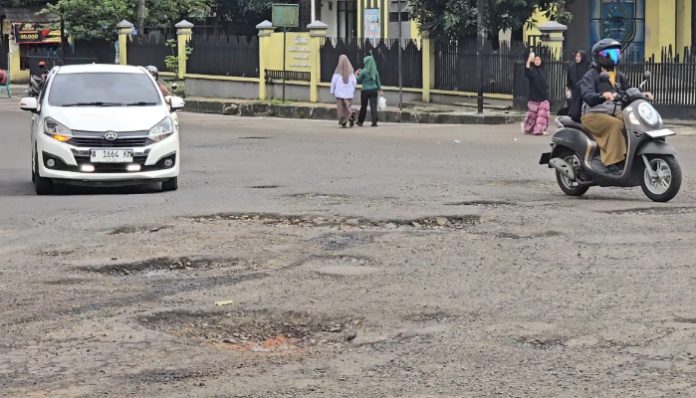 Sejumlah ruas jalan di Kabupaten Pandeglang masih ditemukan lubang dengan berbagai ukuran yang berpotensi membahayakan pengguna jalan.