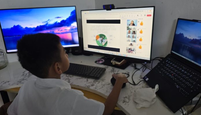 Seorang Anak di Sharjah, UEA Sedang Lakukan KBM Daring (Qonitah/bantentv.com)