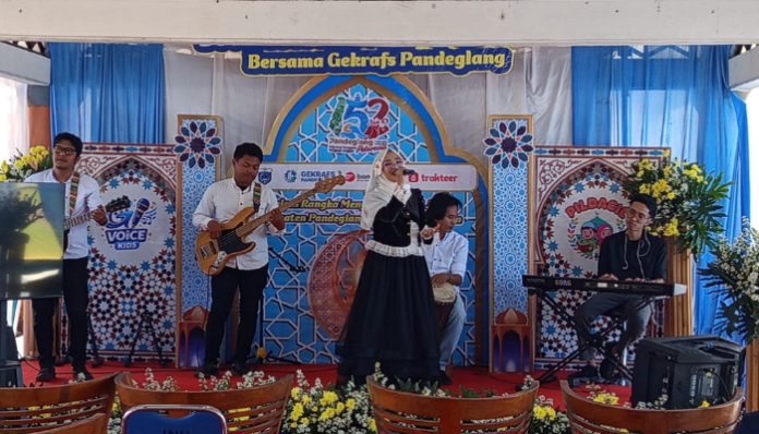Peserta tampil dalam lomba GVoice Kids pada kegiatan Ramadhan Ceria yang digelar Gekrafs Pandeglang