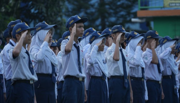 Siswa sedang melaksanakan upacara bendera