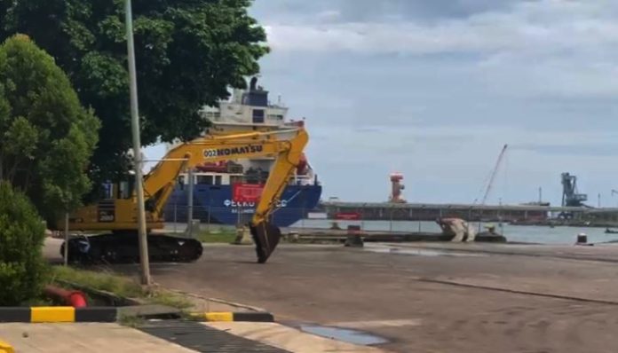 Suasana menjelang waktu magrib sore ini di Pelabuhan Ciwandan, Kota Cilegon.