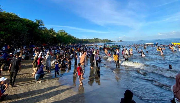 Suasana Wisatawan Padati Pantai Anyer Cinangka