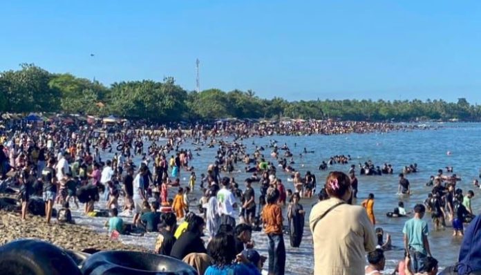Suasana Wisatawan Padati Pantai Anyer Cinangka