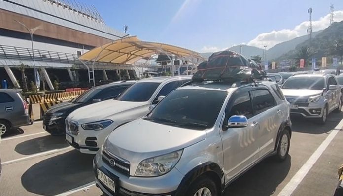 Suasana antrean kendaraan hendak menyeberang di Pelabuhan Merak